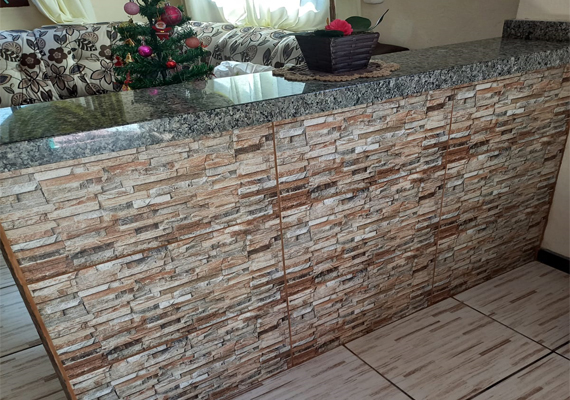 Balcão divisor com cerâmica estilo pedra<br>
Material usado: Cerâmica Karina 37082, Argamassa ACIII Inkor
