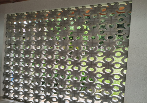 Parede divisória feita com payver Cobogó<br>
Material usado: Payver Cobogó, areia e cimento.