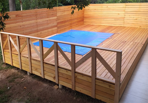 Deck e fundação para piscina.<br>
Material usado: Areia, Cimento, Brita, Lixa, Verniz Stain Osmocolor
